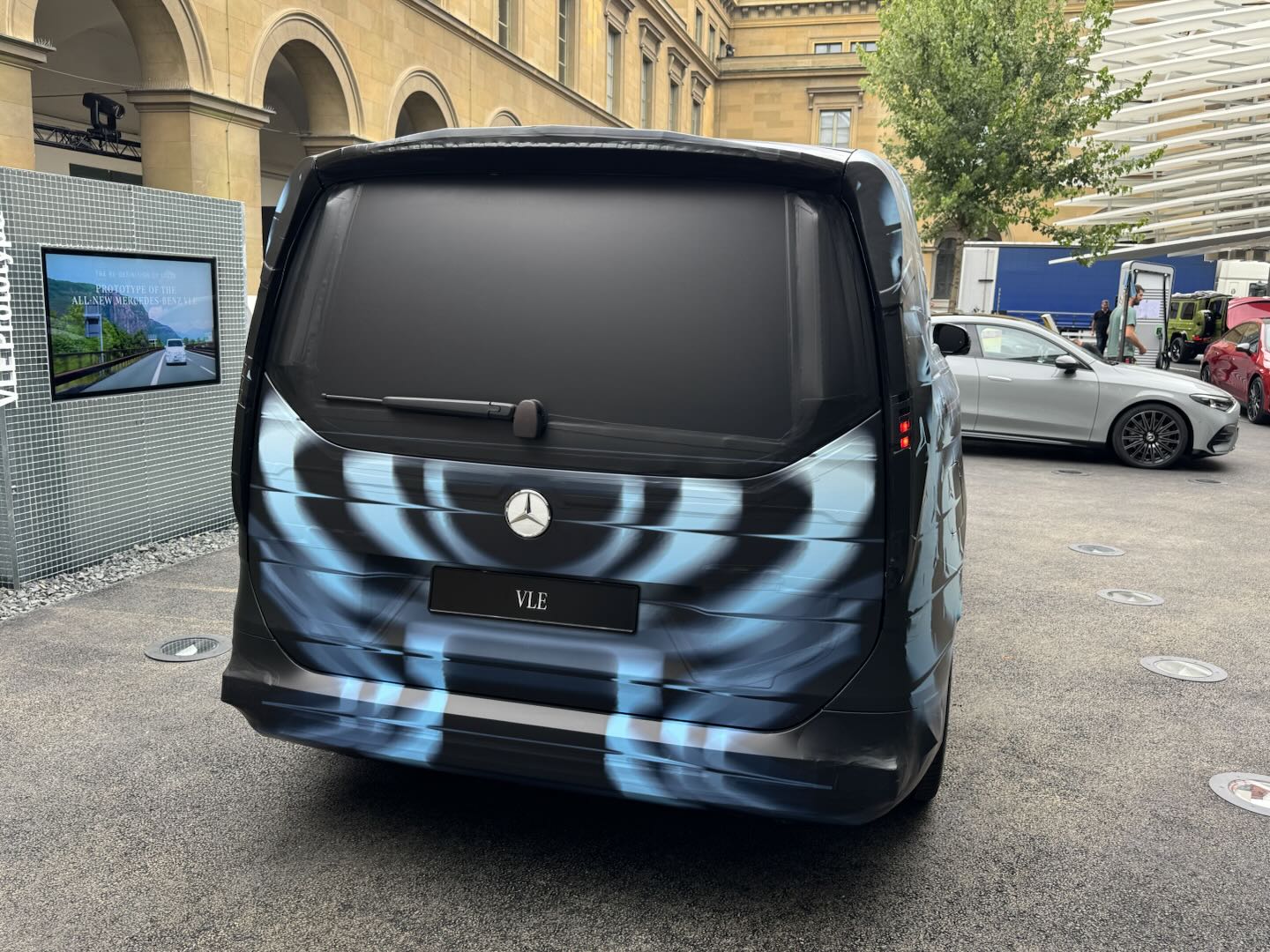 新车 | 2026年国产/纯电中大型MPV 奔驰VLE伪装原型车亮相慕尼黑车展__新车 | 2026年国产/纯电中大型MPV 奔驰VLE伪装原型车亮相慕尼黑车展