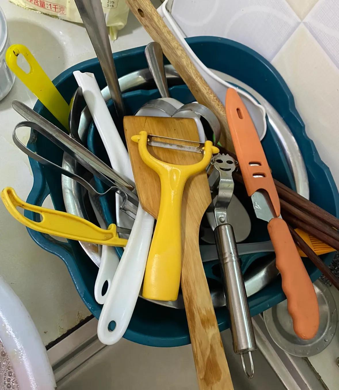 _被网友的“收纳智慧”折服了！不花啥钱，厨房就能井井有条！_被网友的“收纳智慧”折服了！不花啥钱，厨房就能井井有条！