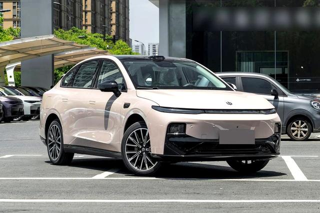 10万出头买纯电轿车，650km超长续航，后驱独悬加持！-有驾