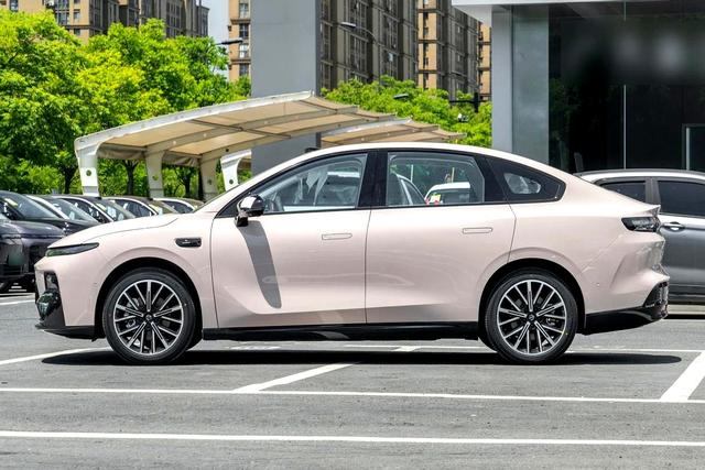 10万出头买纯电轿车，650km超长续航，后驱独悬加持！-有驾