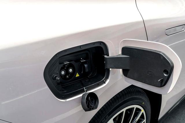 10万出头买纯电轿车，650km超长续航，后驱独悬加持！-有驾