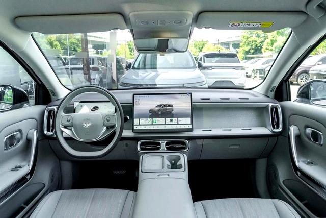 10万出头买纯电轿车，650km超长续航，后驱独悬加持！-有驾