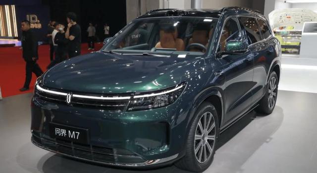 全新问界M7凭借技术创新和高价值引领市场，爆单突破十万台后余承东紧急辟谣，强调“是43分钟”引发行业热议-有驾