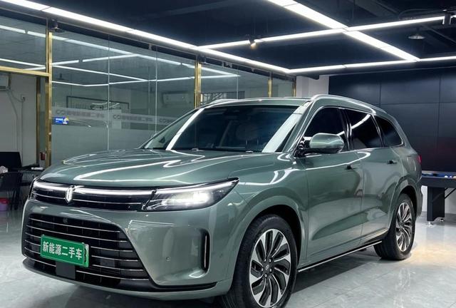 全新问界M7凭借技术创新和高价值引领市场，爆单突破十万台后余承东紧急辟谣，强调“是43分钟”引发行业热议-有驾