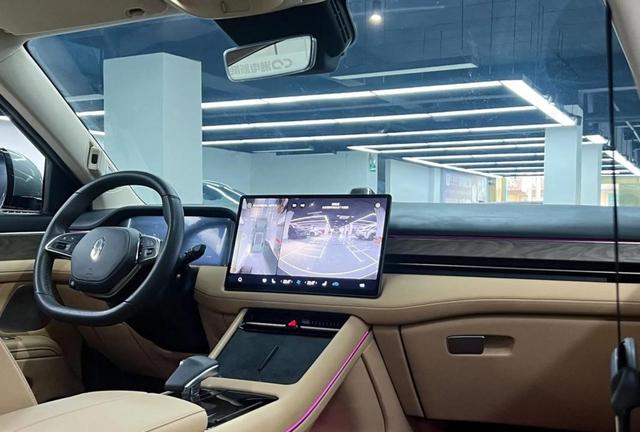 全新问界M7凭借技术创新和高价值引领市场，爆单突破十万台后余承东紧急辟谣，强调“是43分钟”引发行业热议-有驾