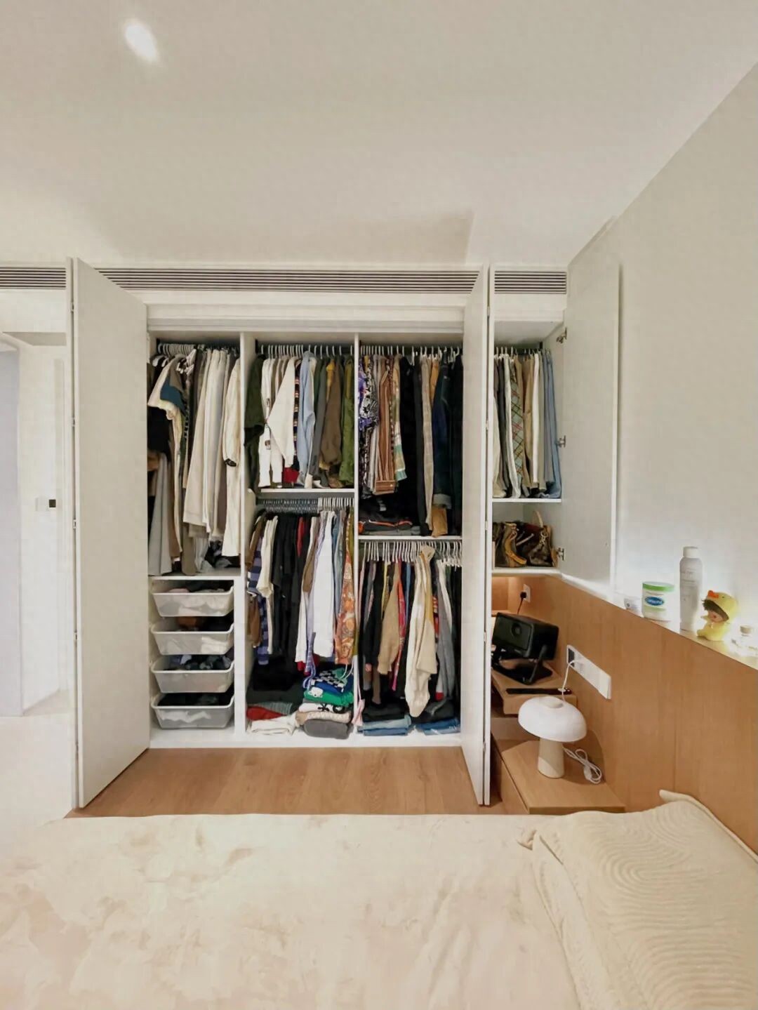 被中年阿姨的“衣柜收纳”折服了，换个思路，家里就井井有条！__被中年阿姨的“衣柜收纳”折服了，换个思路，家里就井井有条！