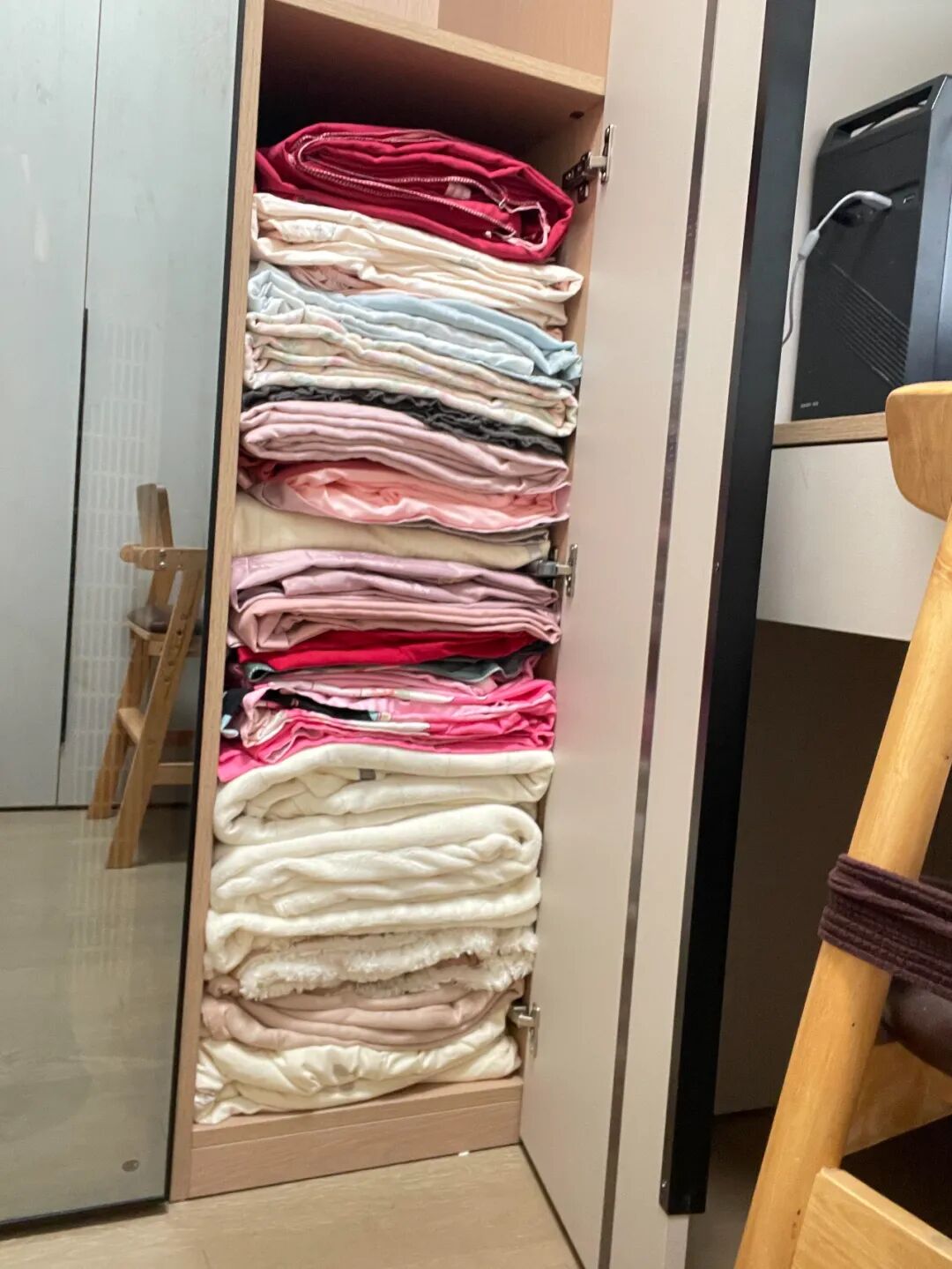 被中年阿姨的“衣柜收纳”折服了，换个思路，家里就井井有条！__被中年阿姨的“衣柜收纳”折服了，换个思路，家里就井井有条！
