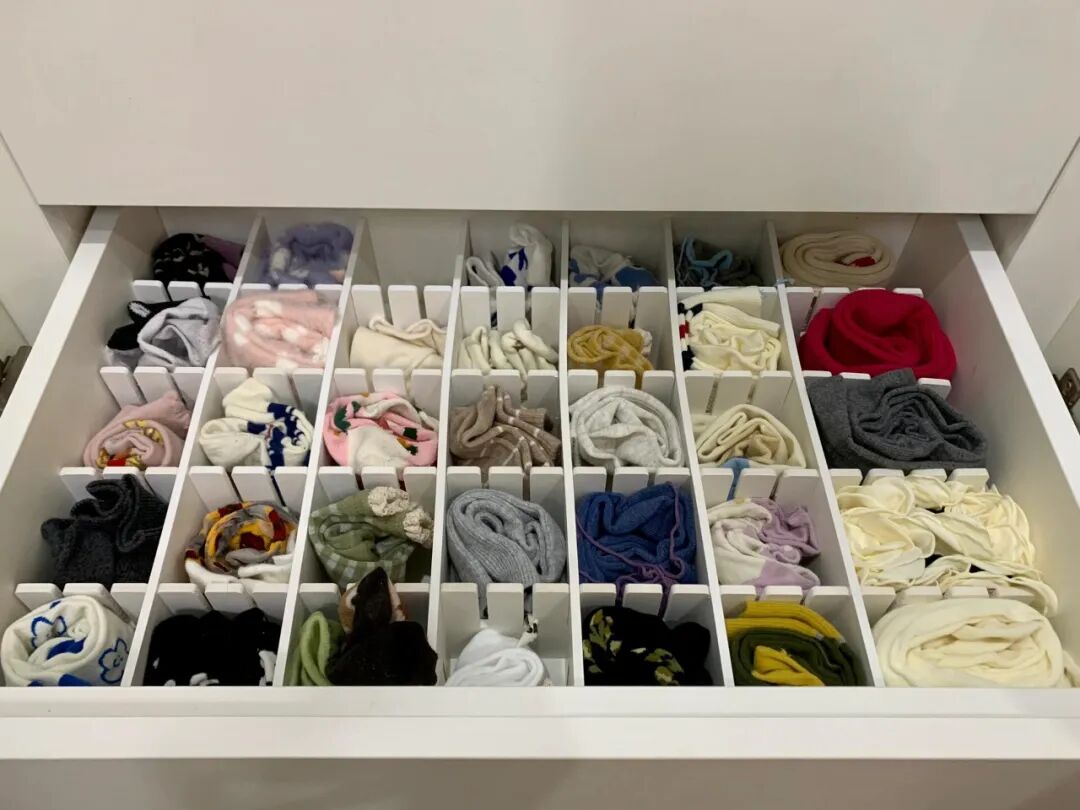 被中年阿姨的“衣柜收纳”折服了，换个思路，家里就井井有条！_被中年阿姨的“衣柜收纳”折服了，换个思路，家里就井井有条！_