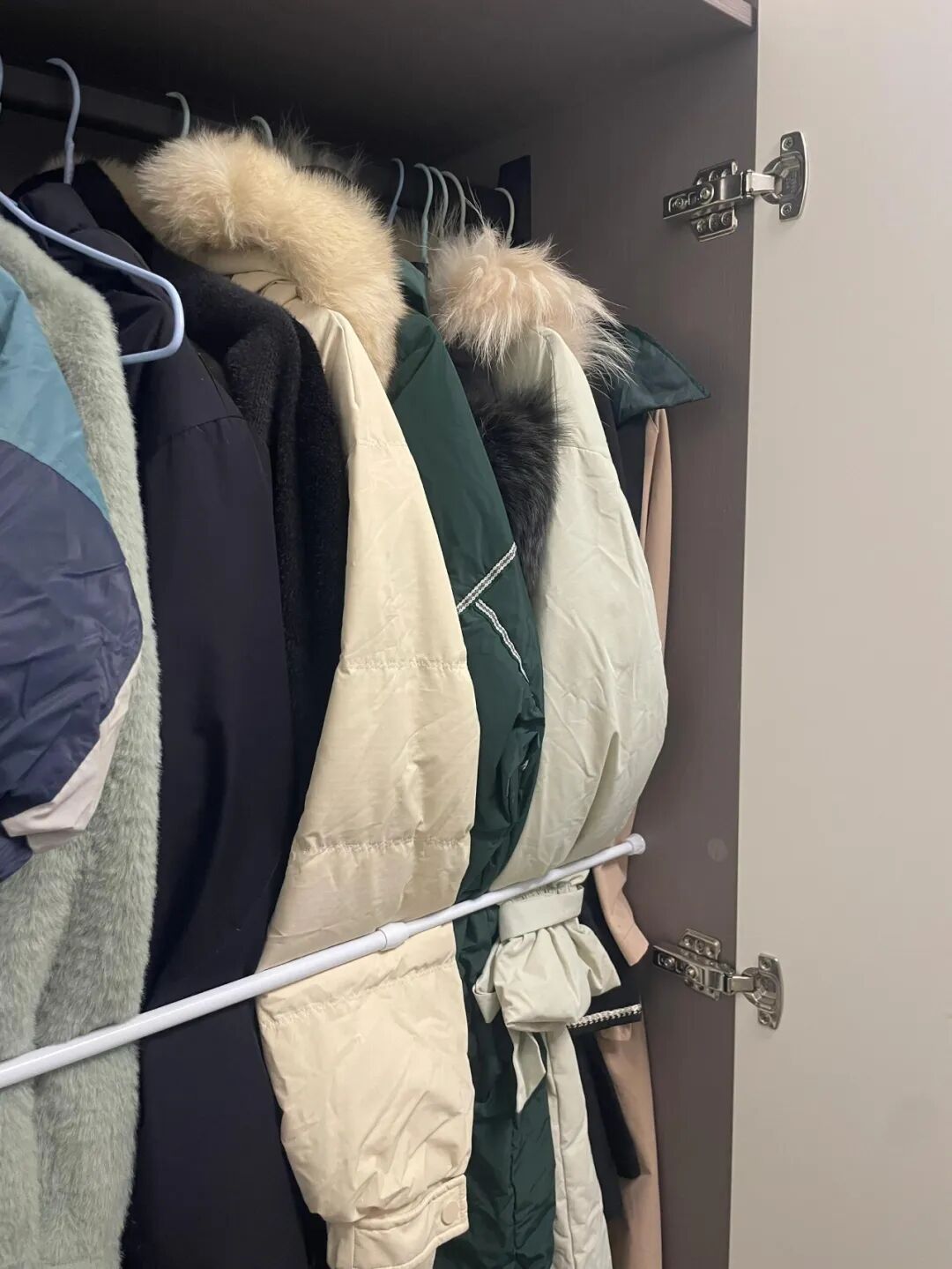 被中年阿姨的“衣柜收纳”折服了，换个思路，家里就井井有条！_被中年阿姨的“衣柜收纳”折服了，换个思路，家里就井井有条！_