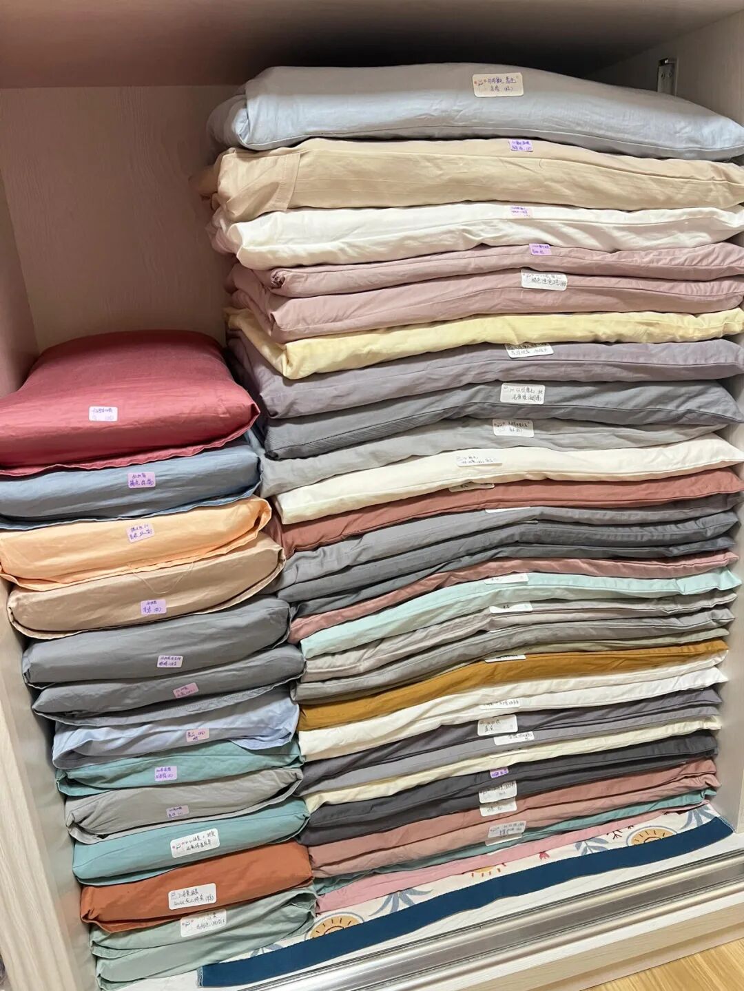 被中年阿姨的“衣柜收纳”折服了，换个思路，家里就井井有条！_被中年阿姨的“衣柜收纳”折服了，换个思路，家里就井井有条！_