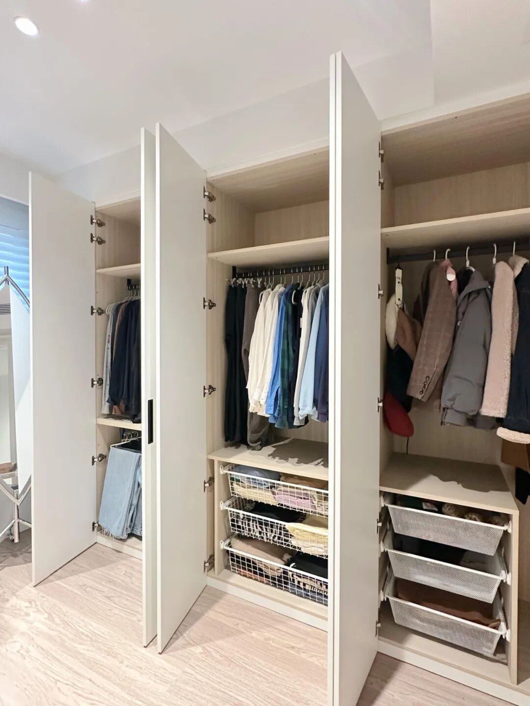 被中年阿姨的“衣柜收纳”折服了，换个思路，家里就井井有条！__被中年阿姨的“衣柜收纳”折服了，换个思路，家里就井井有条！