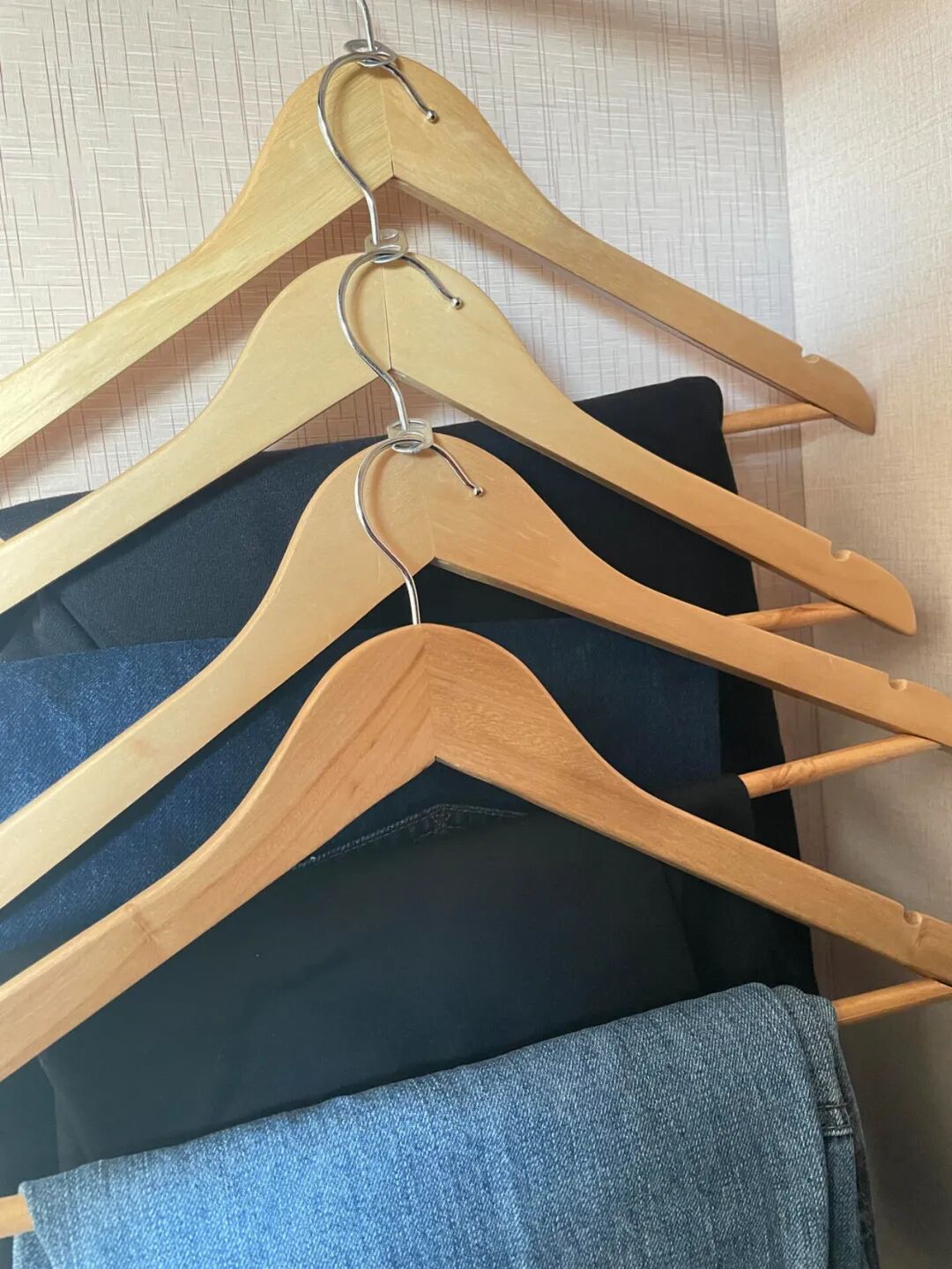 被中年阿姨的“衣柜收纳”折服了，换个思路，家里就井井有条！__被中年阿姨的“衣柜收纳”折服了，换个思路，家里就井井有条！