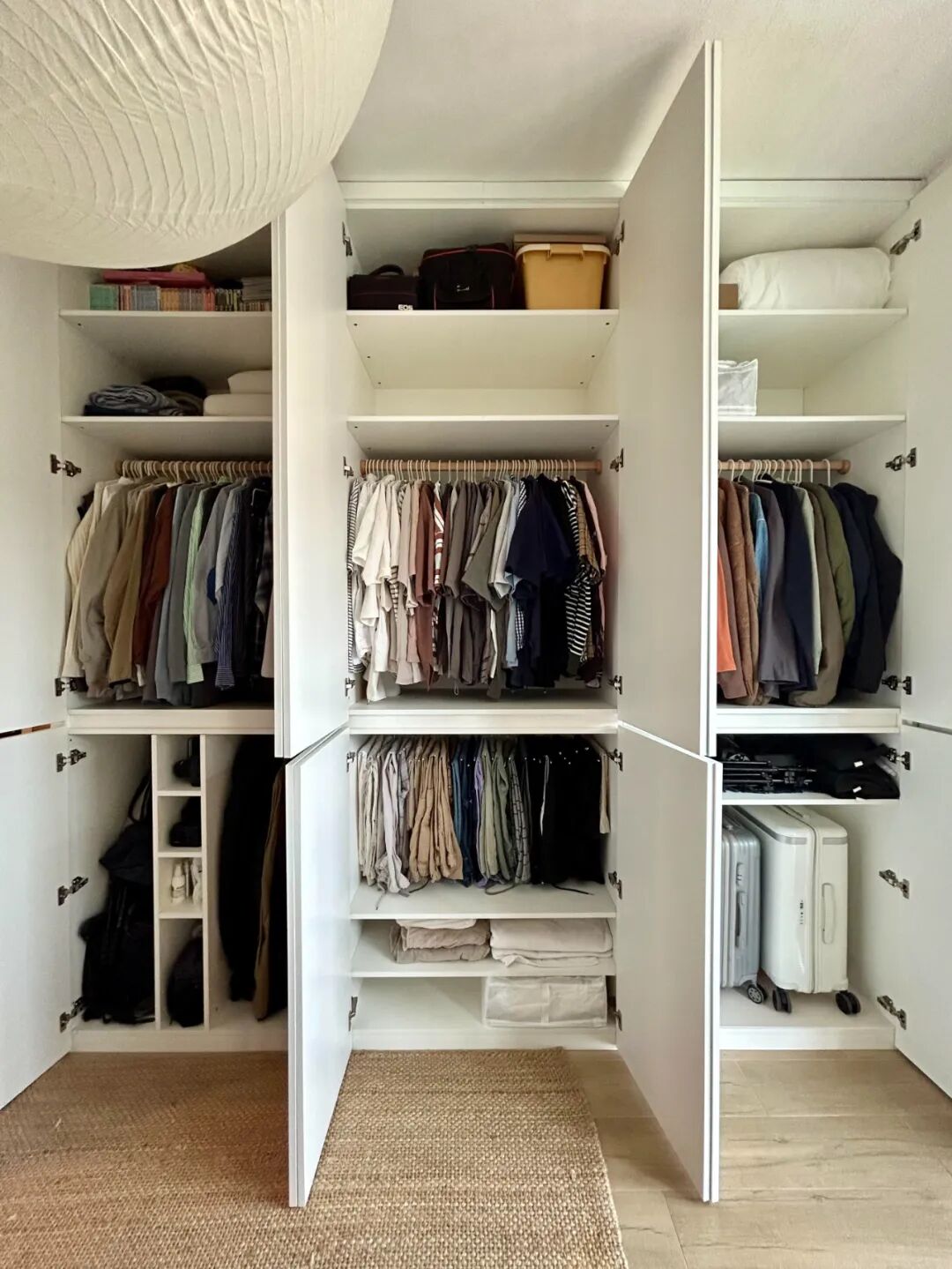 被中年阿姨的“衣柜收纳”折服了，换个思路，家里就井井有条！__被中年阿姨的“衣柜收纳”折服了，换个思路，家里就井井有条！