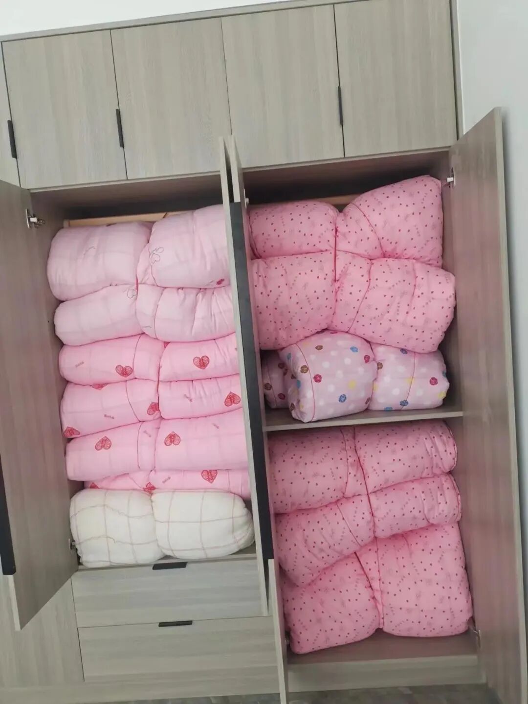 被中年阿姨的“衣柜收纳”折服了，换个思路，家里就井井有条！_被中年阿姨的“衣柜收纳”折服了，换个思路，家里就井井有条！_