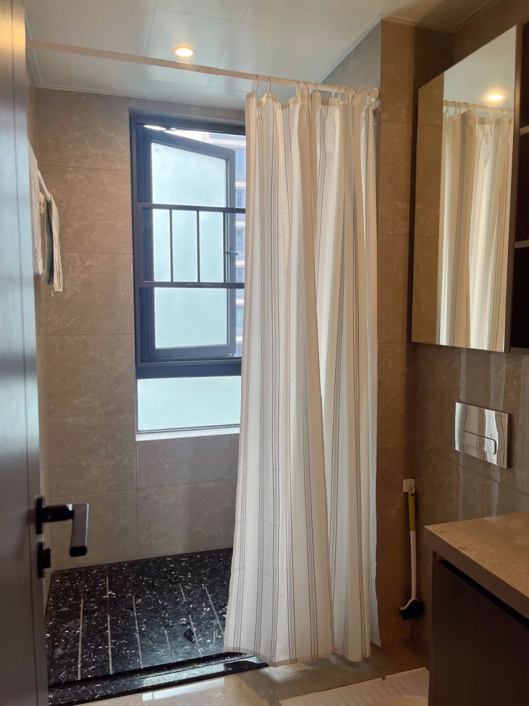 淋浴玻璃隔断安装视频_淋浴隔断玻璃怎么擦干净_