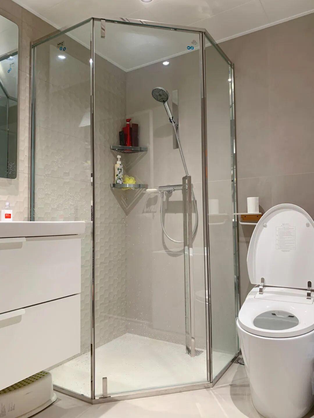 淋浴隔断玻璃怎么擦干净__淋浴玻璃隔断安装视频