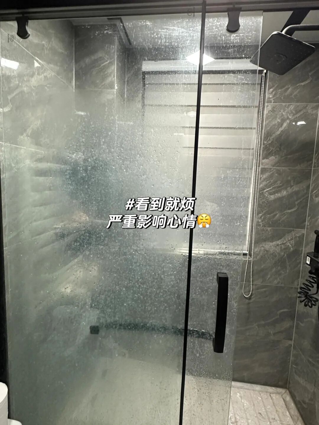 淋浴玻璃隔断安装视频_淋浴隔断玻璃怎么擦干净_