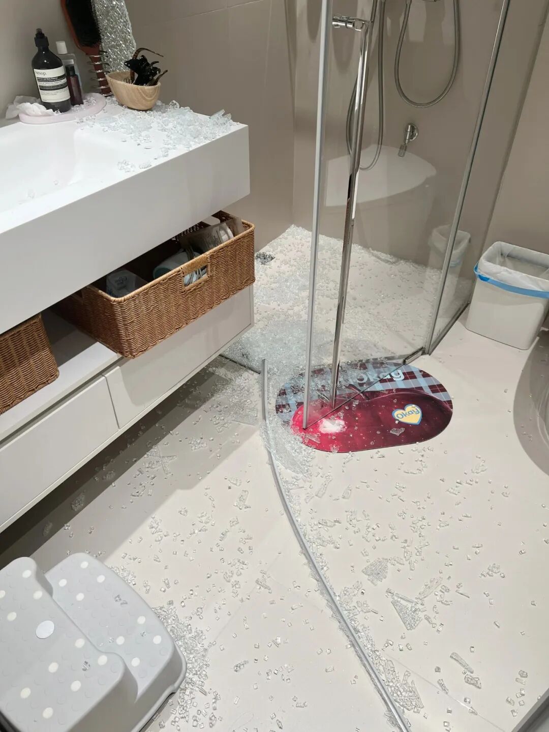 淋浴玻璃隔断安装视频_淋浴隔断玻璃怎么擦干净_