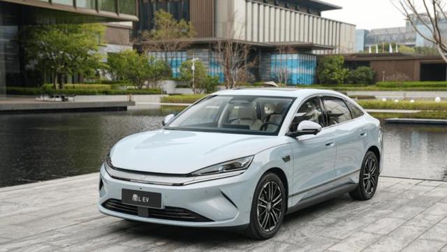 比亚迪祭出王炸，月销八千竟被定义不合格，12万云辇版能否靠硬核配置翻盘-有驾