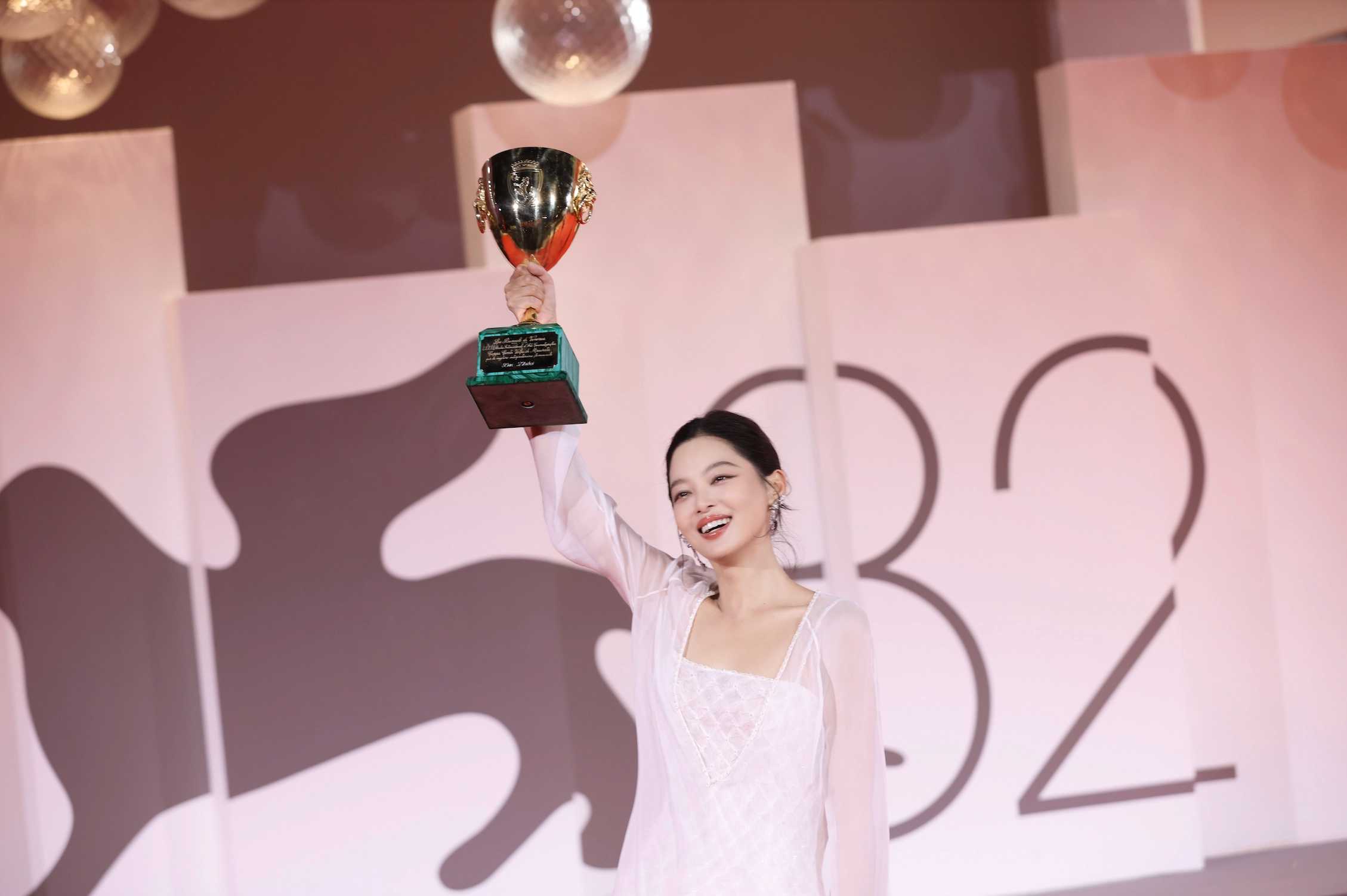 _辛芷蕾获奖后，《日掛中天》计划年内公映，卖出最高票房_辛芷蕾获奖后，《日掛中天》计划年内公映，卖出最高票房