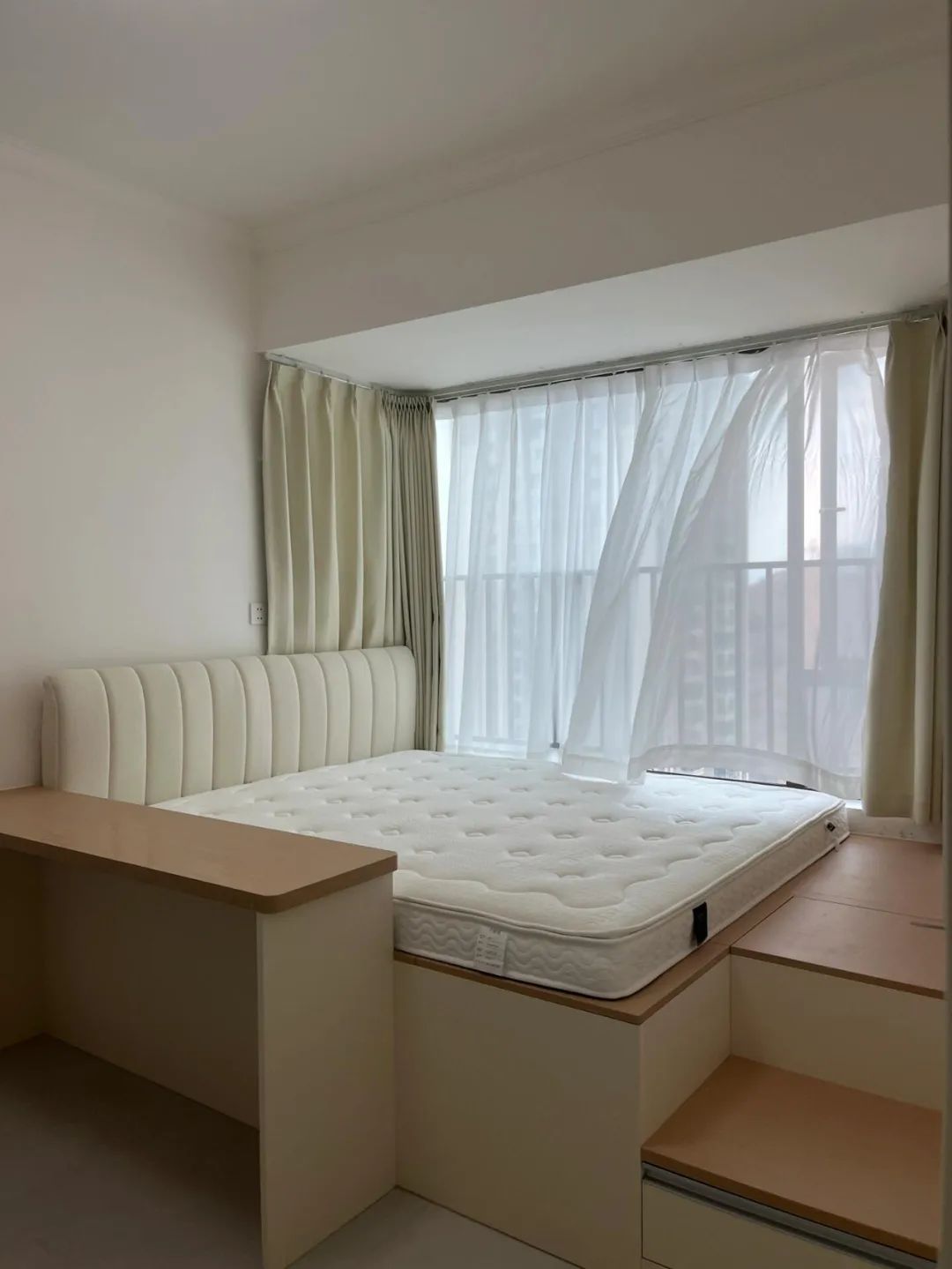 被年轻人家的“飘窗设计”惊到了!打开思路后,直接就多了半间房__被年轻人家的“飘窗设计”惊到了!打开思路后,直接就多了半间房