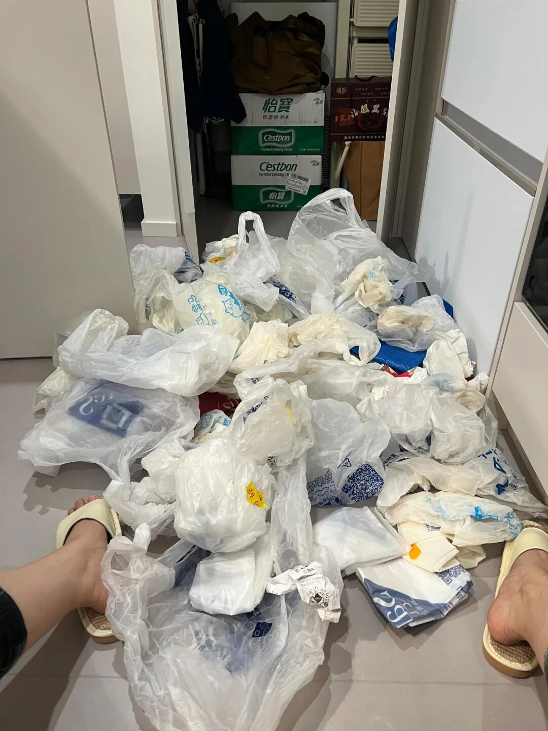 被年轻人“生活鬼点子”折服了!看似离谱,却解决了不少生活痛点_被年轻人“生活鬼点子”折服了!看似离谱,却解决了不少生活痛点_