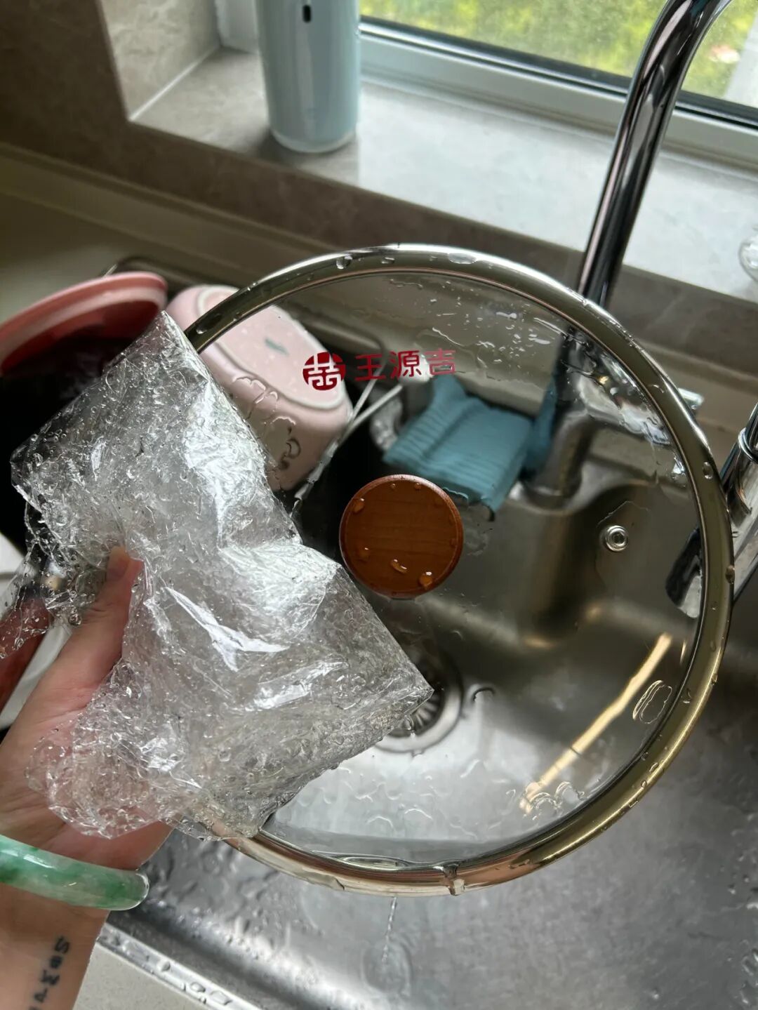 _被年轻人“生活鬼点子”折服了!看似离谱,却解决了不少生活痛点_被年轻人“生活鬼点子”折服了!看似离谱,却解决了不少生活痛点