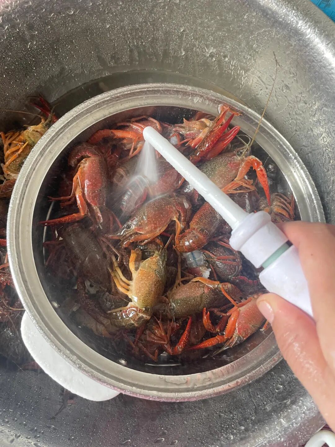 被年轻人“生活鬼点子”折服了!看似离谱,却解决了不少生活痛点_被年轻人“生活鬼点子”折服了!看似离谱,却解决了不少生活痛点_