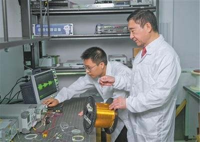 _光纤通信利用什么传递信息_光纤通信技术