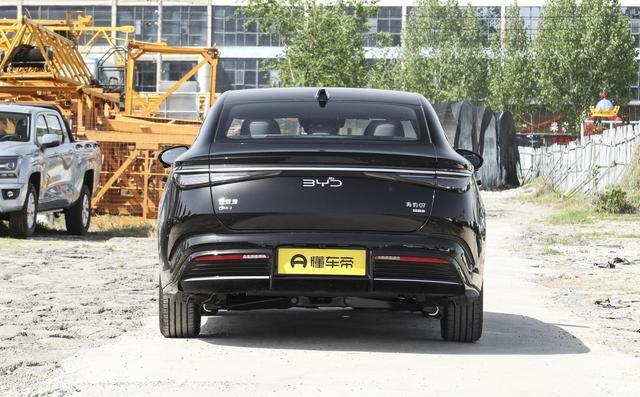 新车丨现款13.98万起-外观微调，新款海豹07DM-i实车亮相-有驾