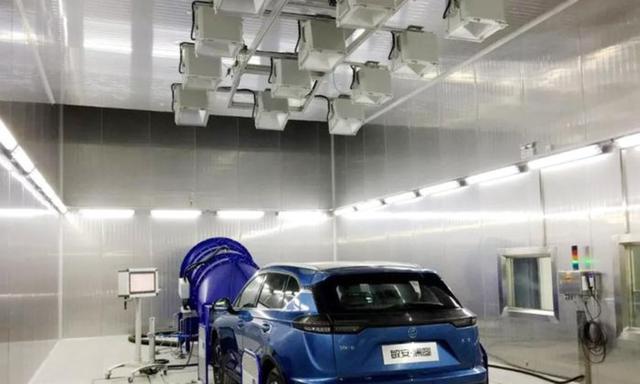 看完全新ES8动态体验符合预期还有意料之外的惊喜，软硬实力全面升级，智驾版本实现反超展现蔚来不断追求卓越的决心-有驾