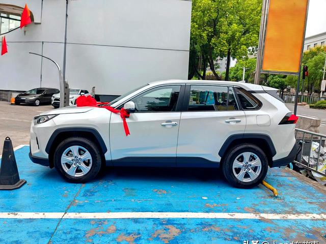 丰田荣放：丐版配置气死谁？改装完竟成真香，车企你长点心吧！-有驾