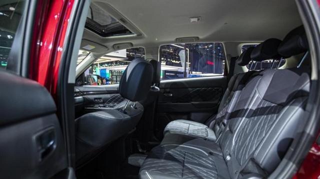 手里有30万元预算想买大空间SUV还是花35万追求豪华感？探险者更实用，XT6更舒适和静音，各有千秋看你偏重哪一方面-有驾