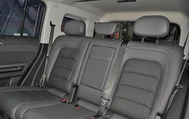 手里有30万元预算想买大空间SUV还是花35万追求豪华感？探险者更实用，XT6更舒适和静音，各有千秋看你偏重哪一方面-有驾