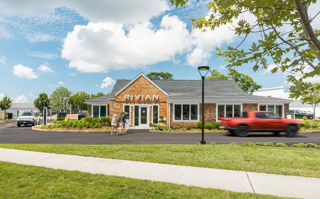 特斯拉与 Rivian 的对决：两座以品牌为中心的新充电站凸显了人们对电动汽车态度的分歧-有驾