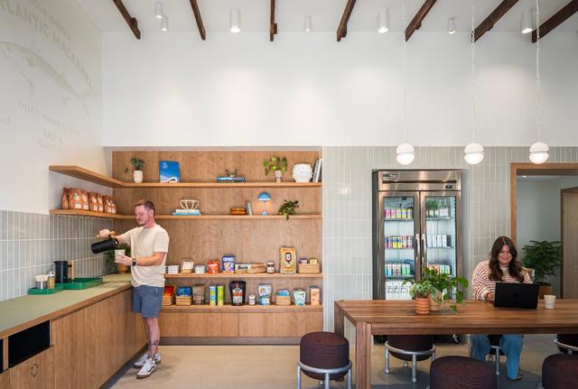 特斯拉与 Rivian 的对决：两座以品牌为中心的新充电站凸显了人们对电动汽车态度的分歧-有驾