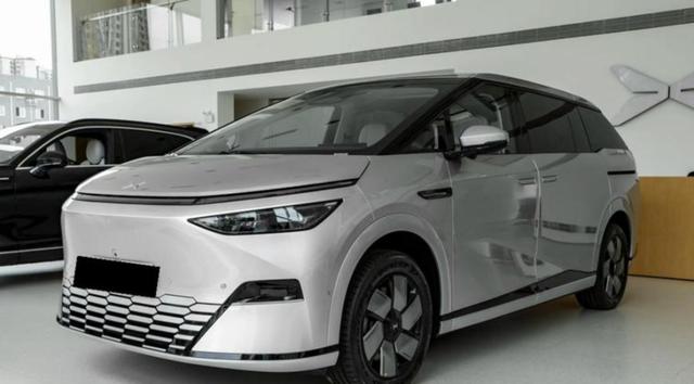 基于800V高压平台打造的小鹏X9增程版续航达345公里,支持5C超快充,预计今年底正式发布,造型小幅调整彰显科技实用新潮流-有驾