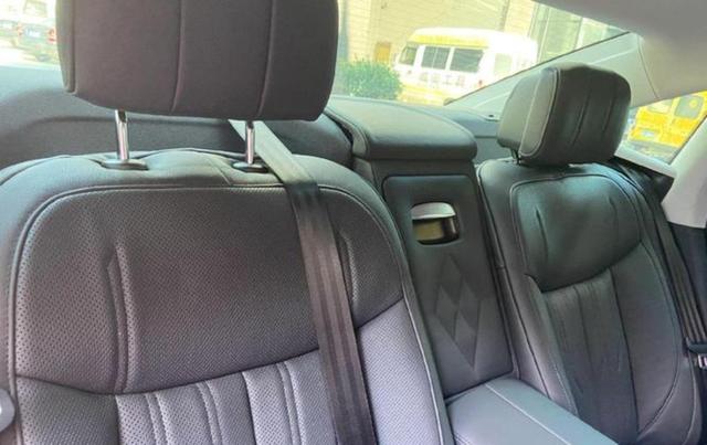 奥迪A6L价格降至26.7万依然受欢迎，但年轻消费者已偏向更具活力的新车型，豪华+实用仍存空间，市场趋势待观察-有驾