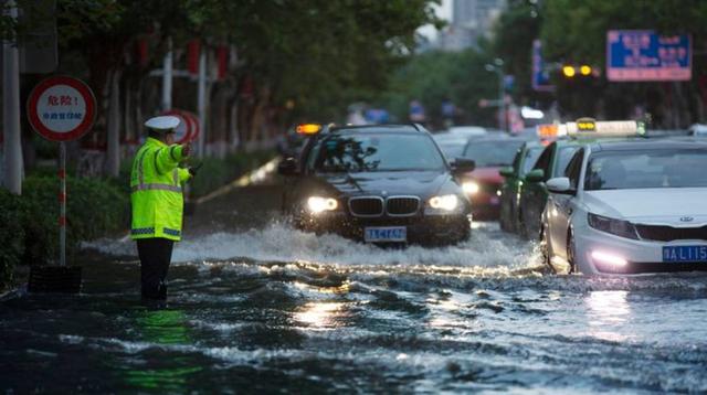在强降雨期间有市民将私家车停在高架桥上避免淹水,郑州交警提醒切勿随意停车,以免引发交通事故危害桥梁安全-有驾