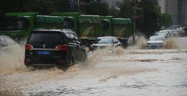 在强降雨期间有市民将私家车停在高架桥上避免淹水,郑州交警提醒切勿随意停车,以免引发交通事故危害桥梁安全-有驾