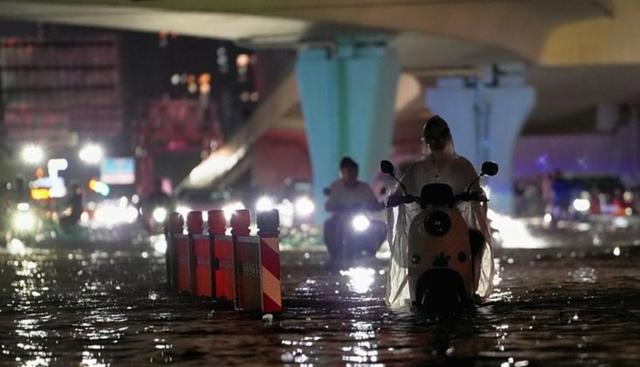 在强降雨期间有市民将私家车停在高架桥上避免淹水,郑州交警提醒切勿随意停车,以免引发交通事故危害桥梁安全-有驾