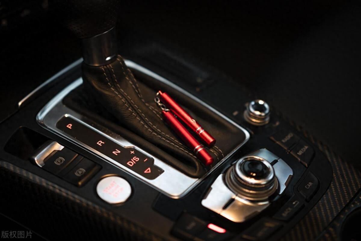 汽车换挡刹车时有异响怎么办__换挡时刹车踩到底吗