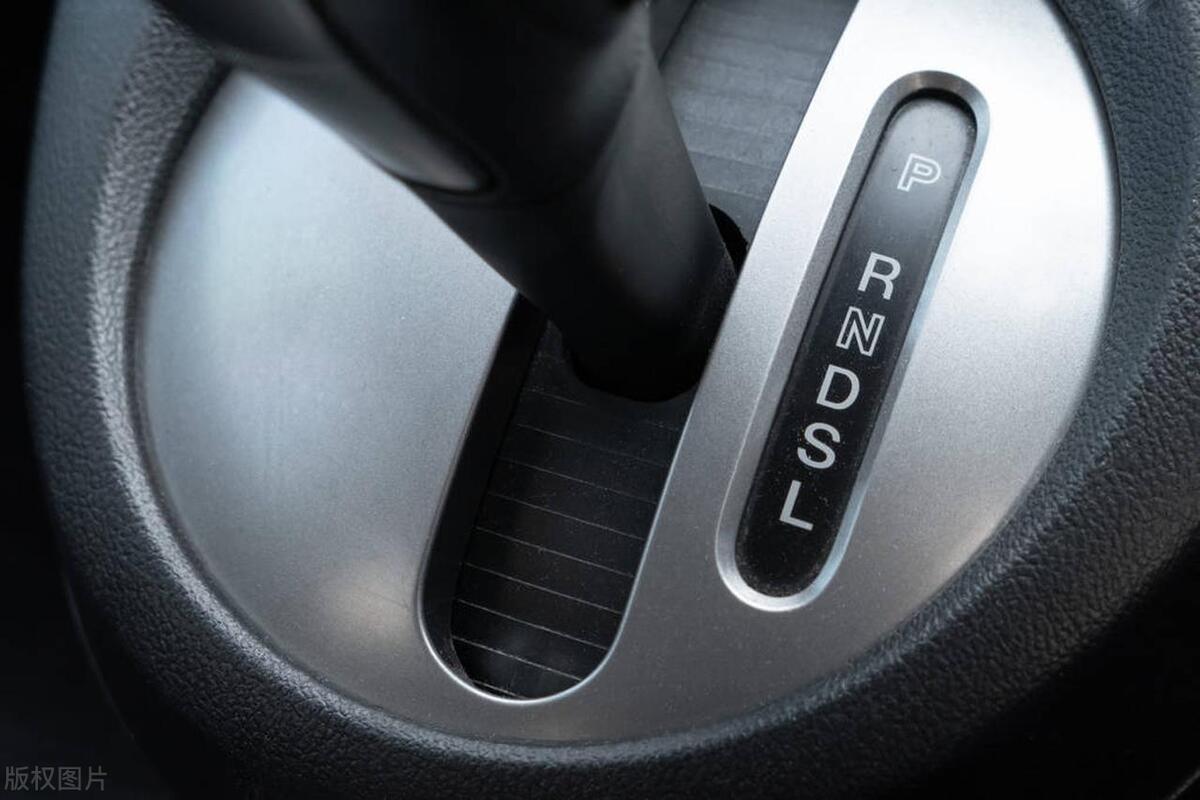 _换挡时刹车踩到底吗_汽车换挡刹车时有异响怎么办