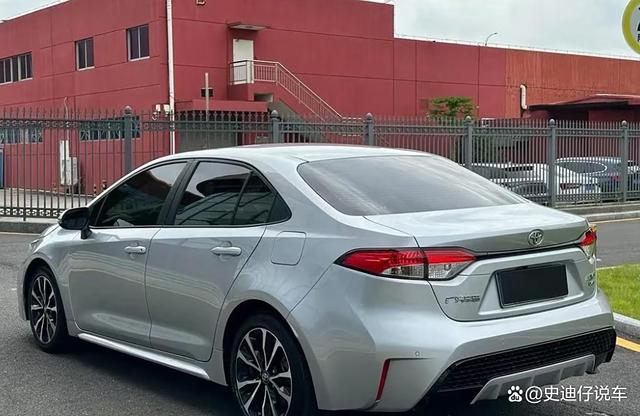 新款丰田雷凌实车，增加55毫米，动力2.0L/126千瓦/配CVT变速器-有驾