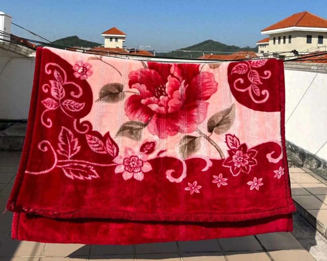 _有一种痛苦叫“拉舍尔毛毯”,火了几十年,终究还是被淘汰了_有一种痛苦叫“拉舍尔毛毯”,火了几十年,终究还是被淘汰了