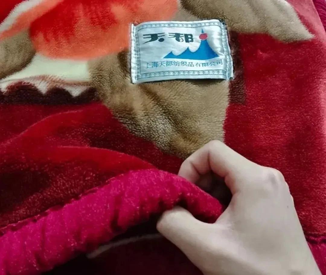 有一种痛苦叫“拉舍尔毛毯”,火了几十年,终究还是被淘汰了_有一种痛苦叫“拉舍尔毛毯”,火了几十年,终究还是被淘汰了_