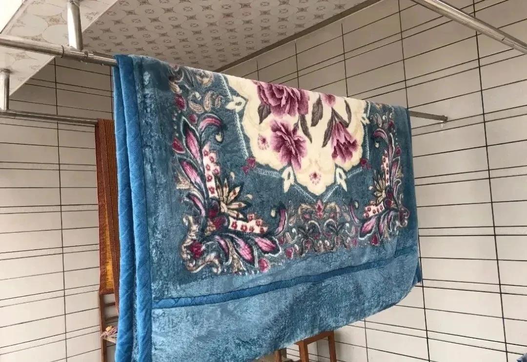 _有一种痛苦叫“拉舍尔毛毯”,火了几十年,终究还是被淘汰了_有一种痛苦叫“拉舍尔毛毯”,火了几十年,终究还是被淘汰了