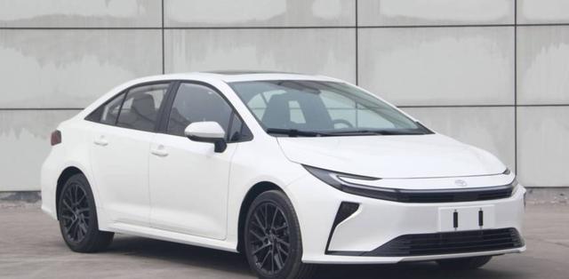 丰田卡罗拉“换脸”迎来全新动力与外观升级，2.0升引擎临场配备智能辅助系统，价格直逼十万左右是否值得入手成为新焦点-有驾