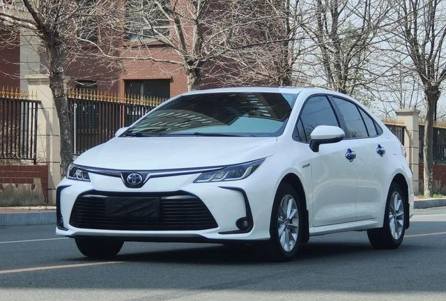 丰田卡罗拉“换脸”迎来全新动力与外观升级，2.0升引擎临场配备智能辅助系统，价格直逼十万左右是否值得入手成为新焦点-有驾