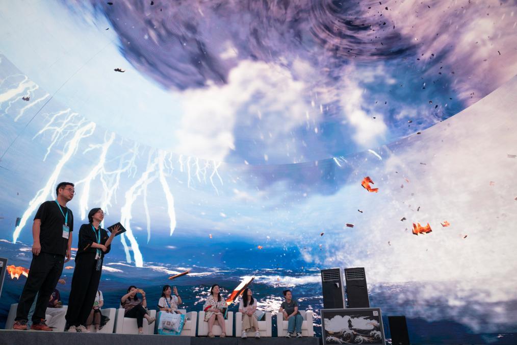 9月12日，观众在2025中国文化旅游产业博览会上参观多业态文旅球幕。新华社记者 伍志尊 摄